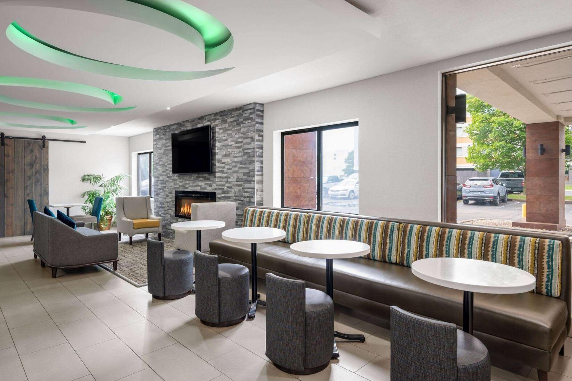 La Quinta Inn By Wyndham Indianapolis Airport Executive Dr Eksteriør bilde